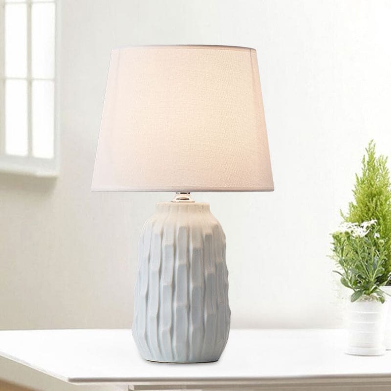 LustraForm - Modern Bordslampa med Avsmalnande Skärm