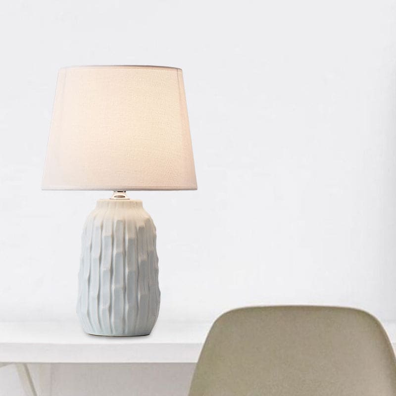 LustraForm - Modern Bordslampa med Avsmalnande Skärm