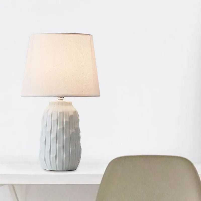 Carvallo - Design Bordslampa med Konisk Skärm och Keramikfot