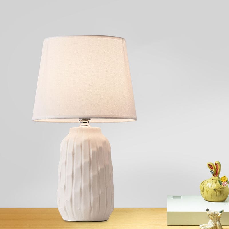 LustraForm - Modern Bordslampa med Avsmalnande Skärm