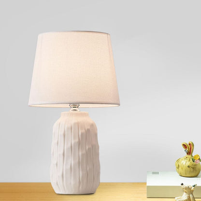 LustraForm - Modern Bordslampa med Avsmalnande Skärm