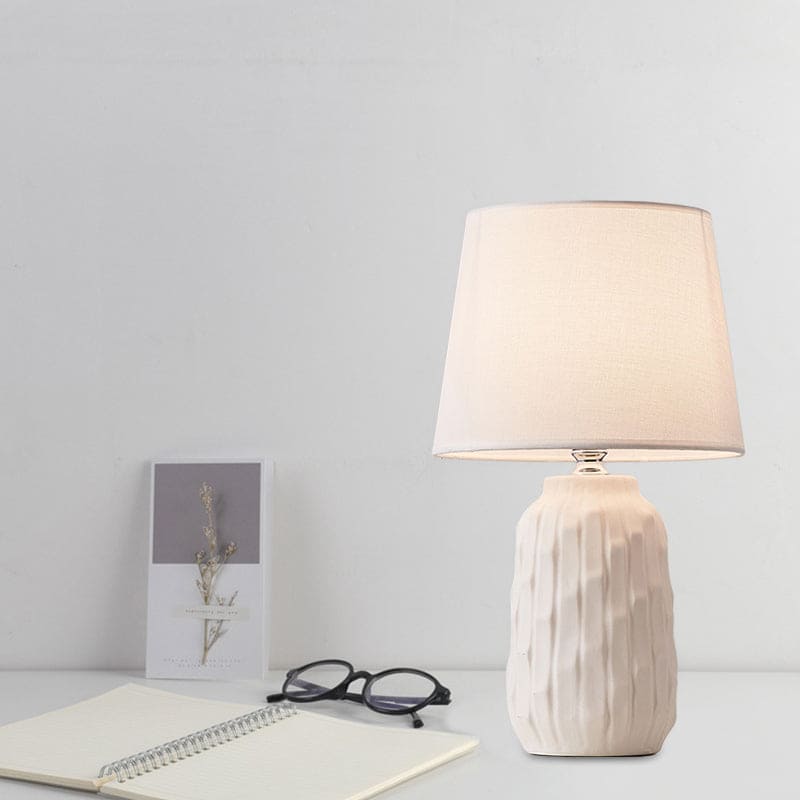 LustraForm - Modern Bordslampa med Avsmalnande Skärm
