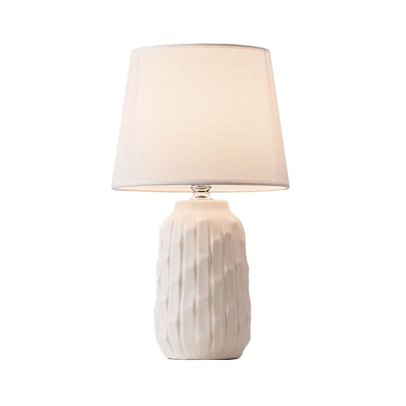 LustraForm - Modern Bordslampa med Avsmalnande Skärm