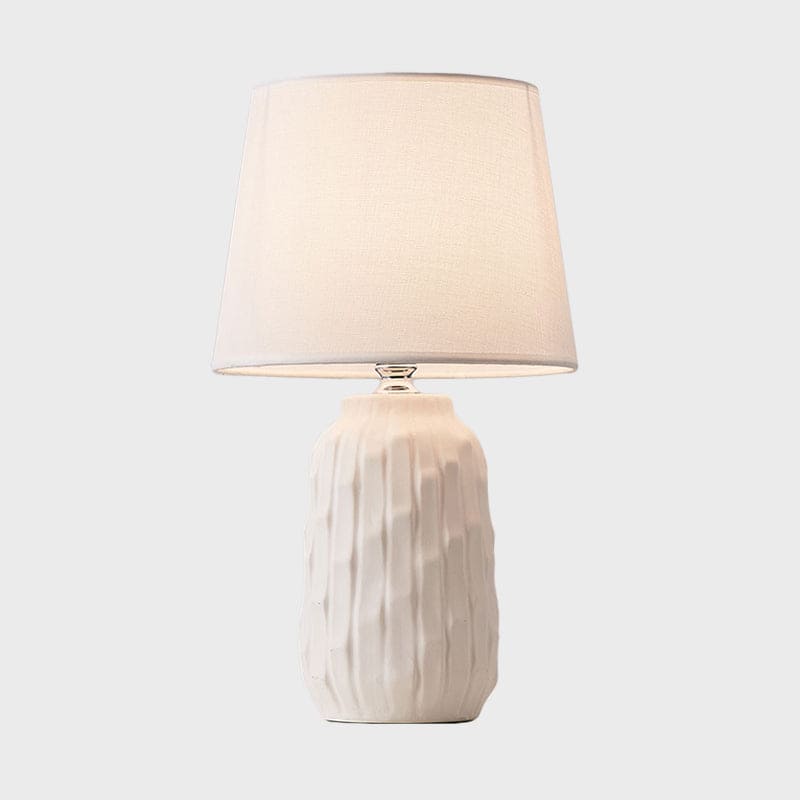LustraForm - Modern Bordslampa med Avsmalnande Skärm