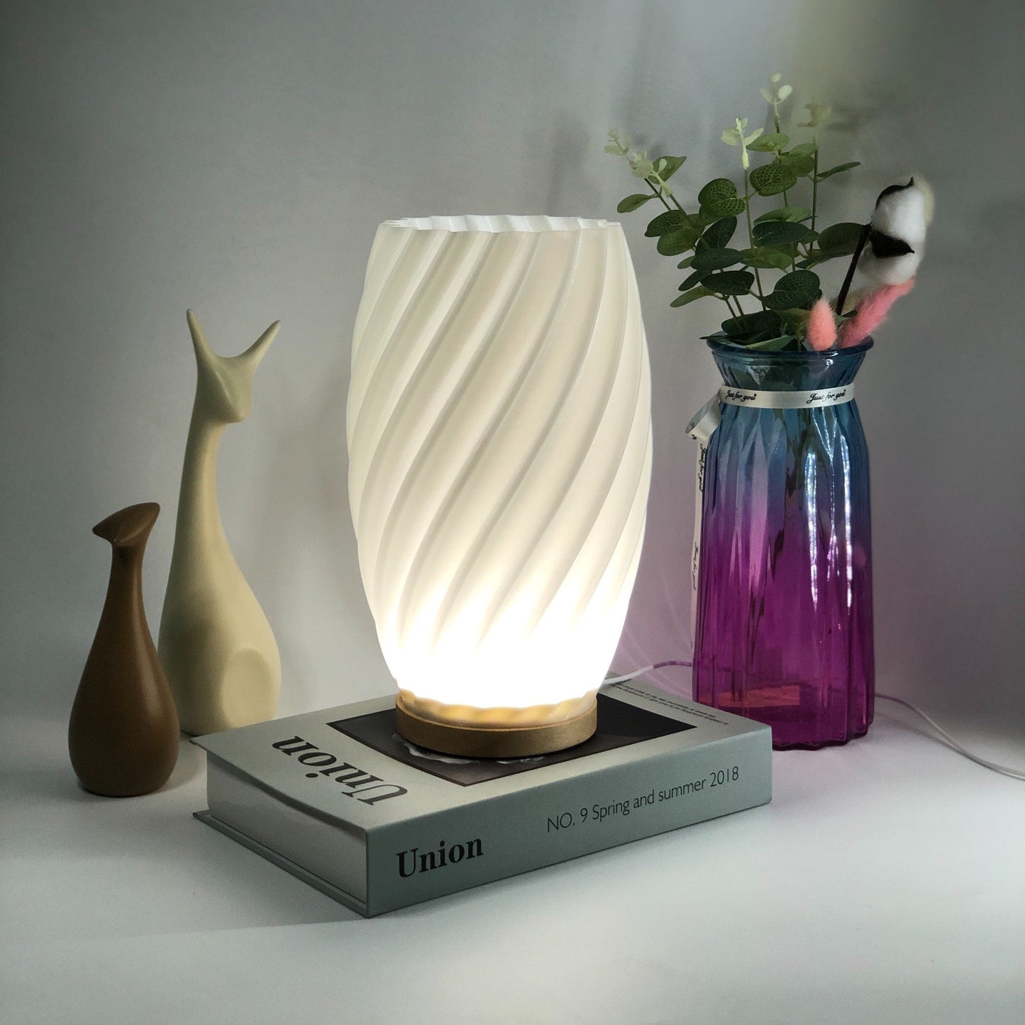 ModiLamp - Modern USB Bordslampa med 3-Färgers Belysning och Chic Design