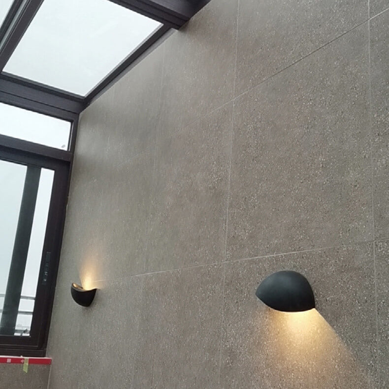 Minimalistisk halvcirkelformad LED-vägglampa i aluminium