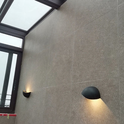 Minimalistisk halvcirkelformad LED-vägglampa i aluminium