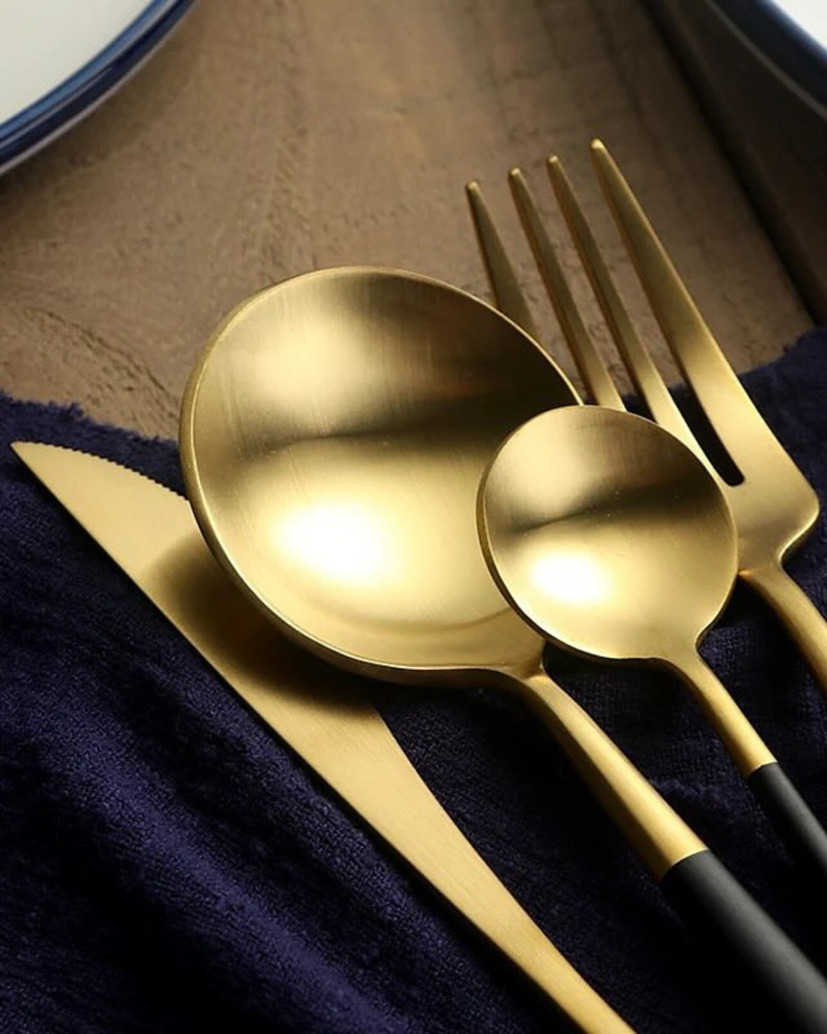 Carvallo Lumine – Lyxigt Bestickset med Guldaccenter och Matt Svarta Handtag