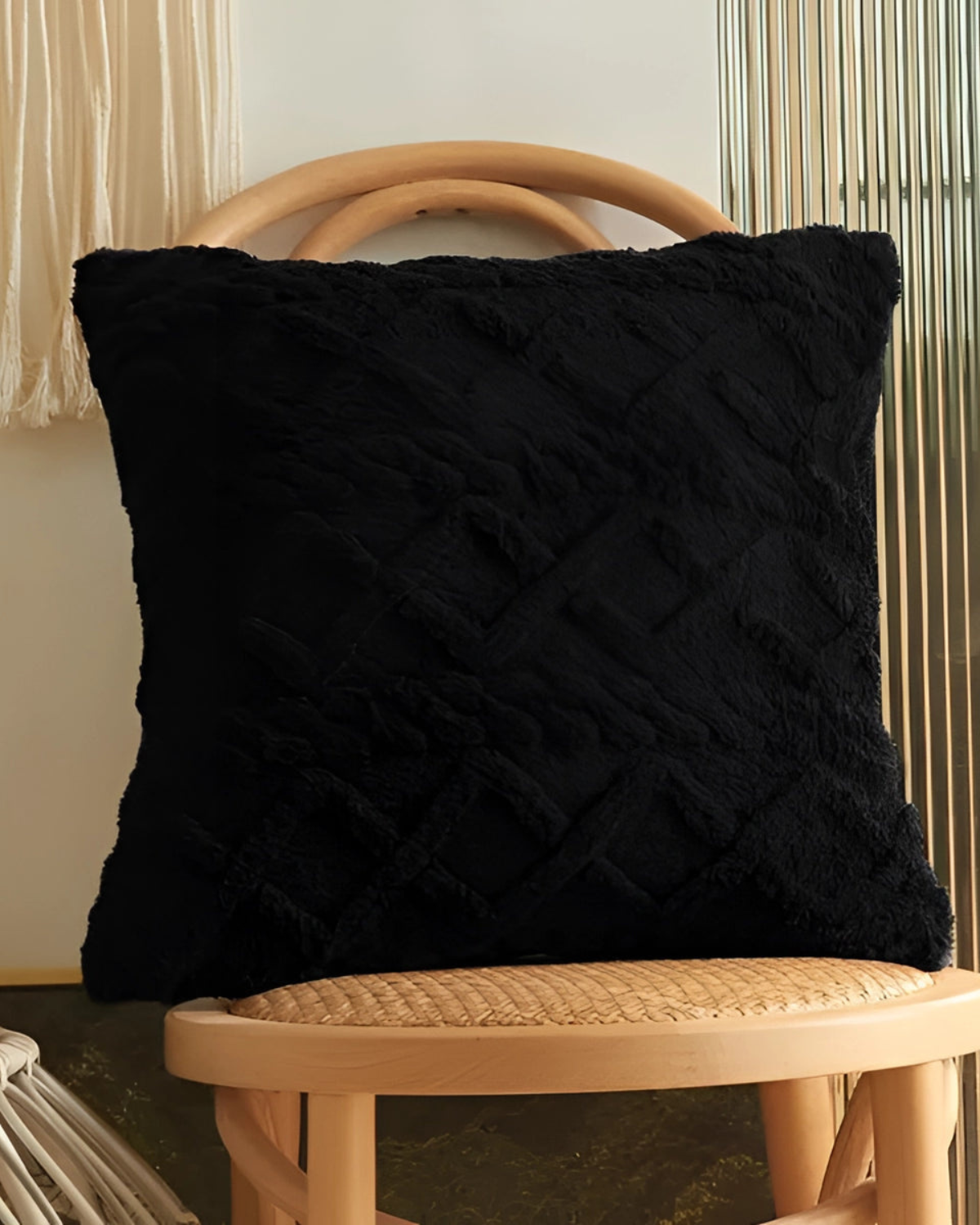 Carvallo – Lyxig Reliefkudde med subtil geometrisk design för en stilren interiör