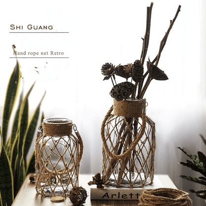 Rustik Glasvas med Jute Snöre – Dekorativ och Tidlös för Din Inredning