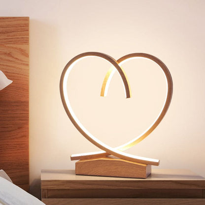 LoveNest – Trä-nattduksbord med hjärtformade accenter