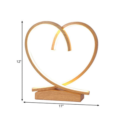 LoveNest – Trä-nattduksbord med hjärtformade accenter