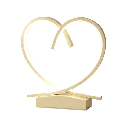 LoveNest – Trä-nattduksbord med hjärtformade accenter