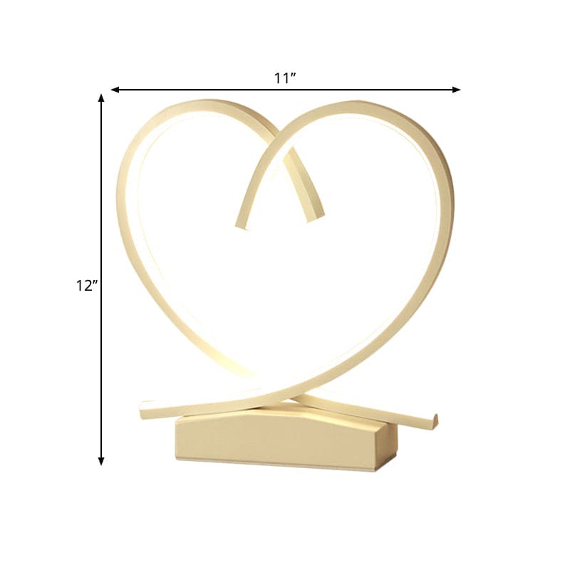 LoveNest – Trä-nattduksbord med hjärtformade accenter