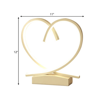 LoveNest – Trä-nattduksbord med hjärtformade accenter