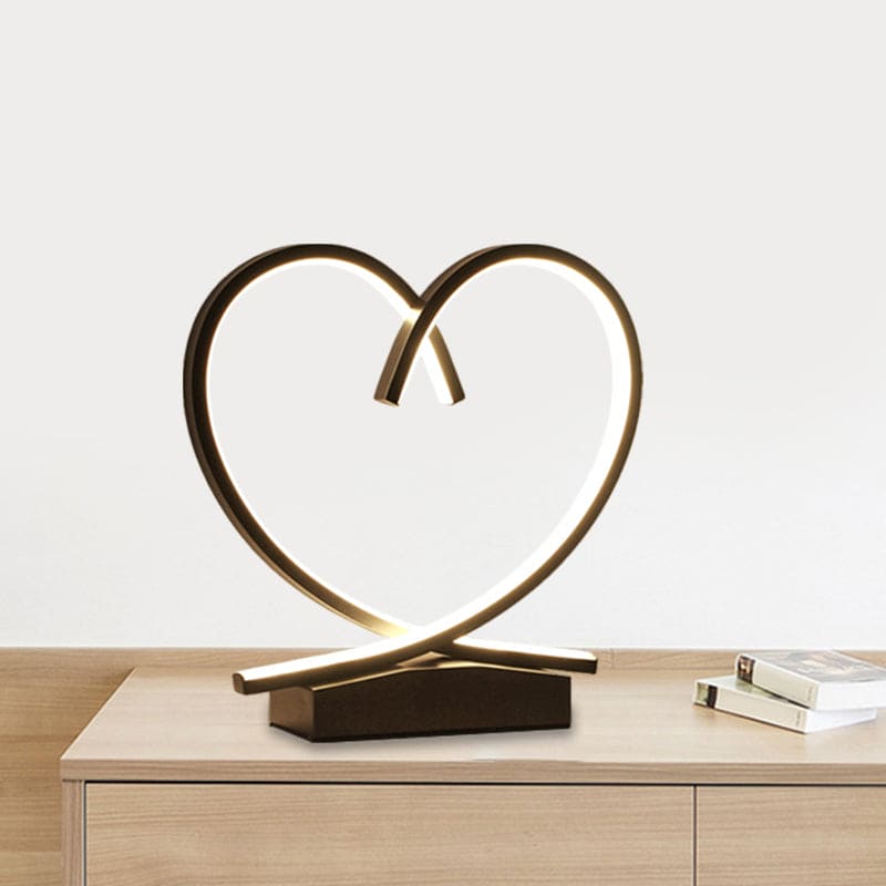 LoveNest – Trä-nattduksbord med hjärtformade accenter