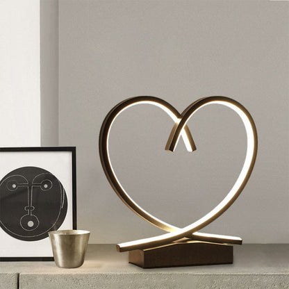 LoveNest – Trä-nattduksbord med hjärtformade accenter