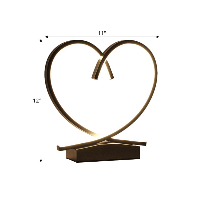 LoveNest – Trä-nattduksbord med hjärtformade accenter