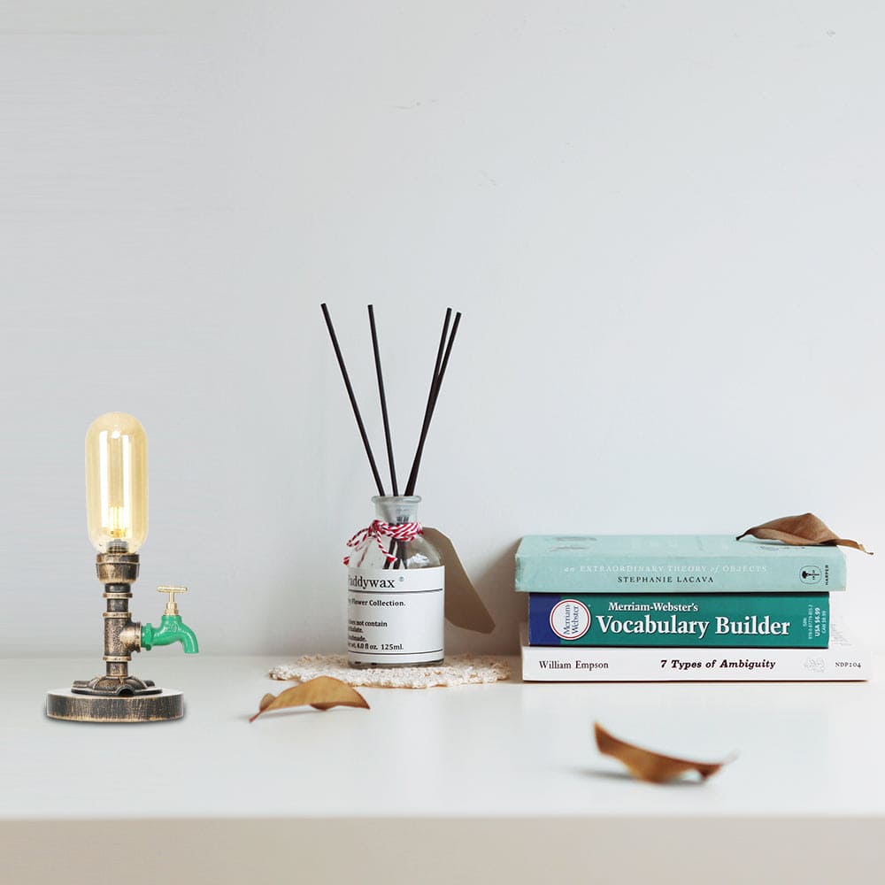 RoboGlow - Modern Bordslampa med Industriell Design och Metallrör