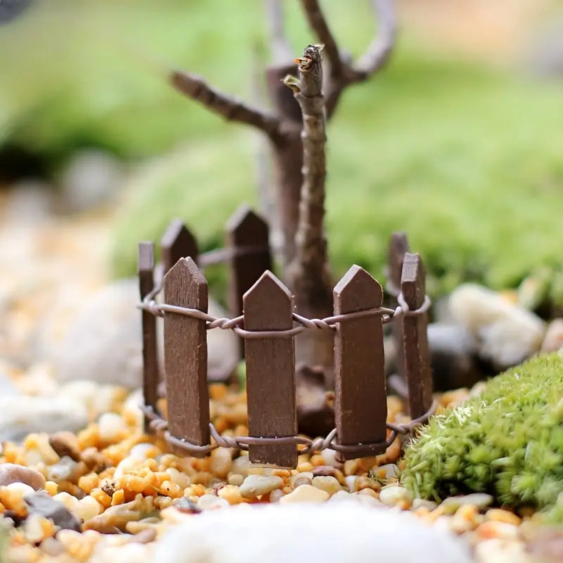 Miniatyr trädgårdsgärde i trä – Färgglad dekoration för feuträdgård och modellbygge