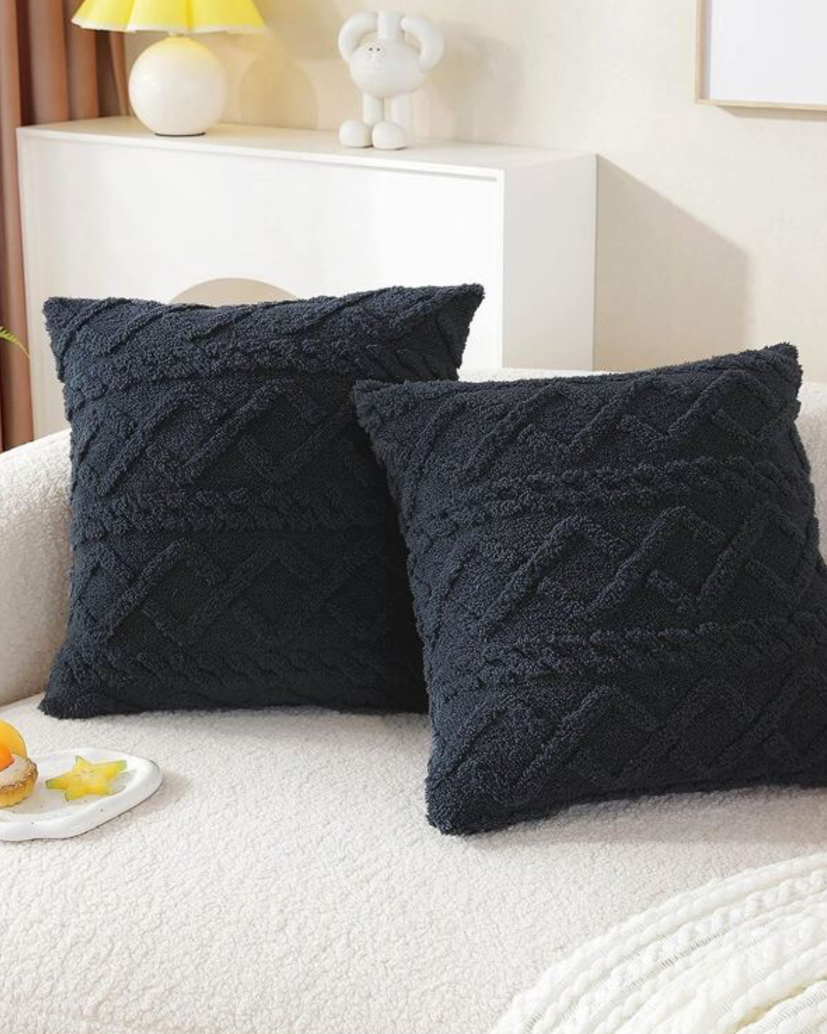 Carvallo – Lyxig Reliefkudde med subtil geometrisk design för en stilren interiör