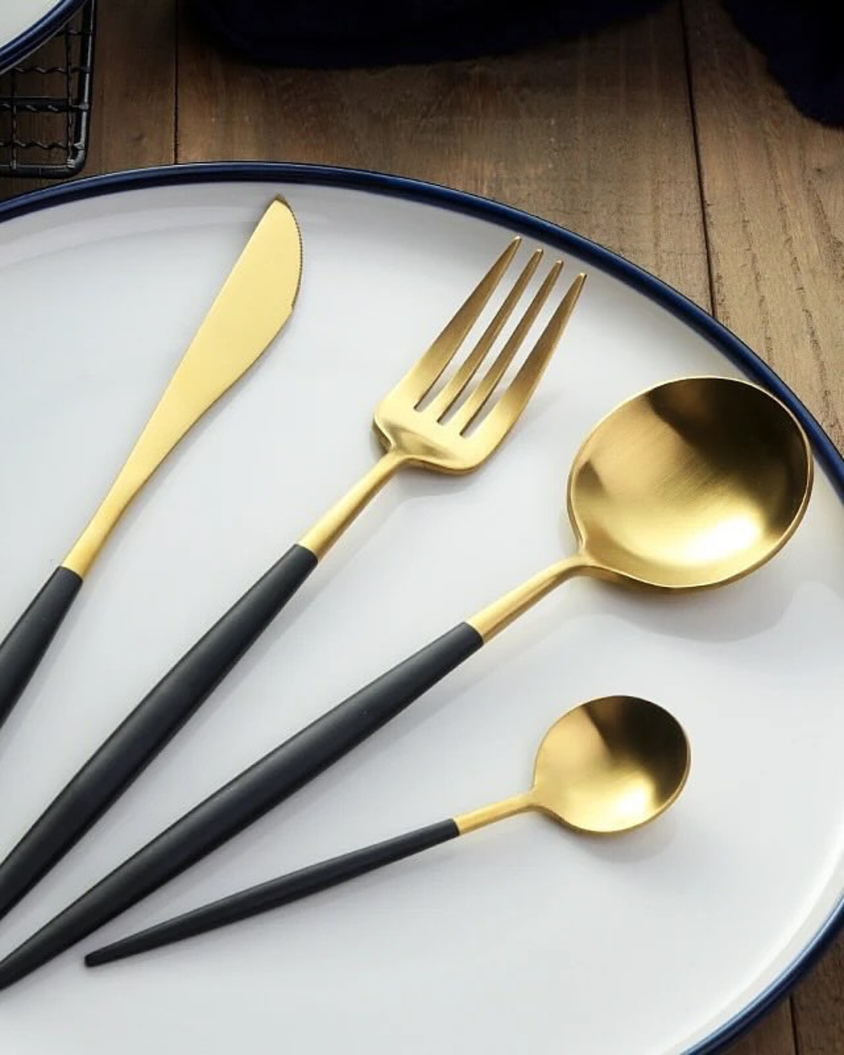 Carvallo Lumine – Lyxigt Bestickset med Guldaccenter och Matt Svarta Handtag
