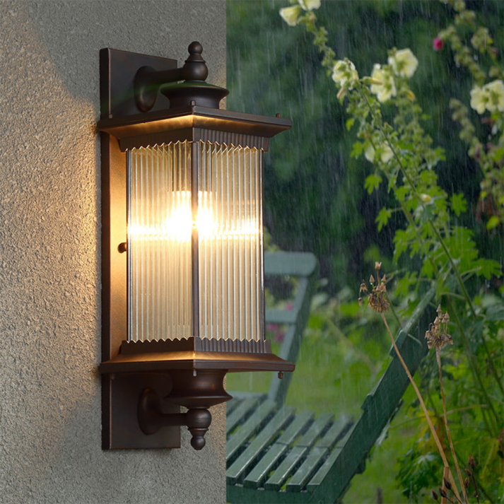 Utomhusvägglampa med rektangulär retrohölje