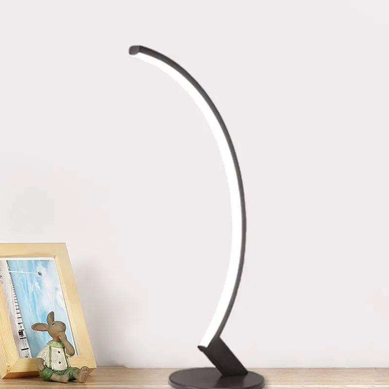 Carvallo - Modern Bordslampa i Metall Båg Style