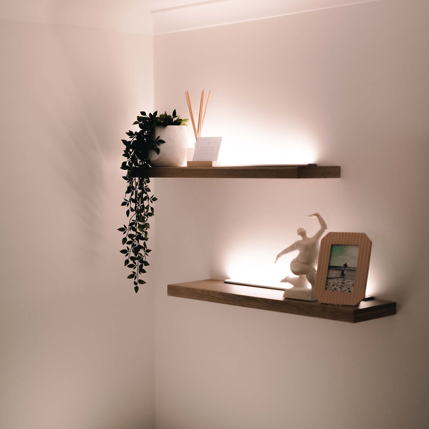 MotionBright - LED-lampa med rörelsesensor för moderna hem