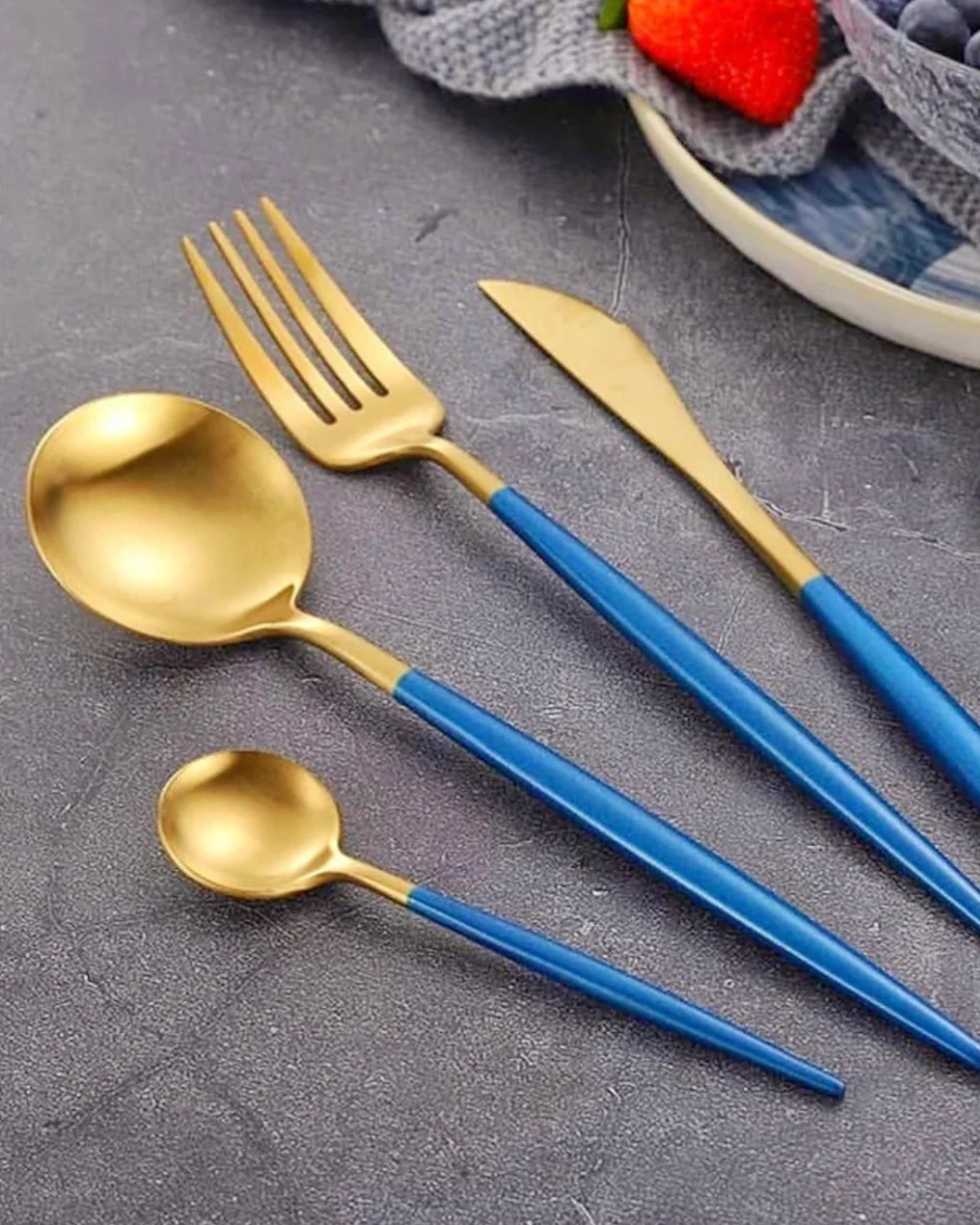 Carvallo Lumine – Lyxigt Bestickset med Guldaccenter och Matt Svarta Handtag