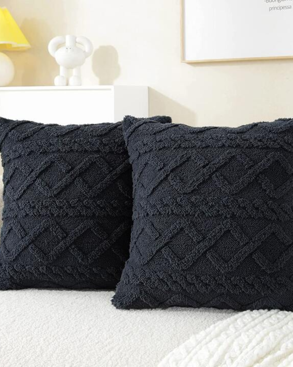 Carvallo – Lyxig Reliefkudde med subtil geometrisk design för en stilren interiör