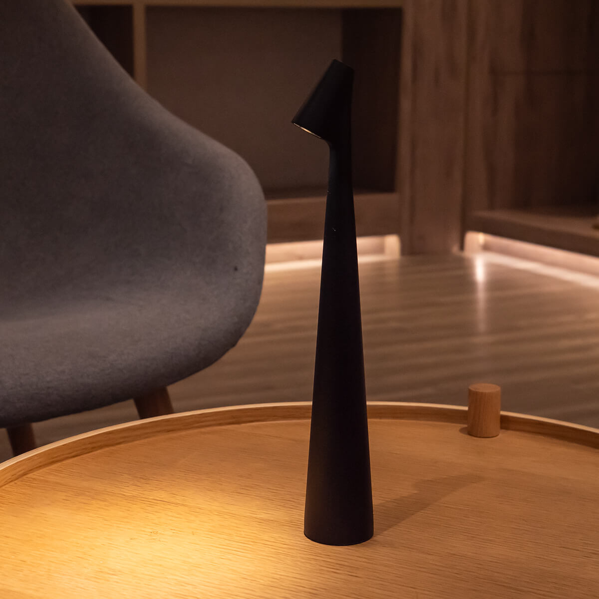 GlowContour – Stilren skrivbordslampa med skulpterad design