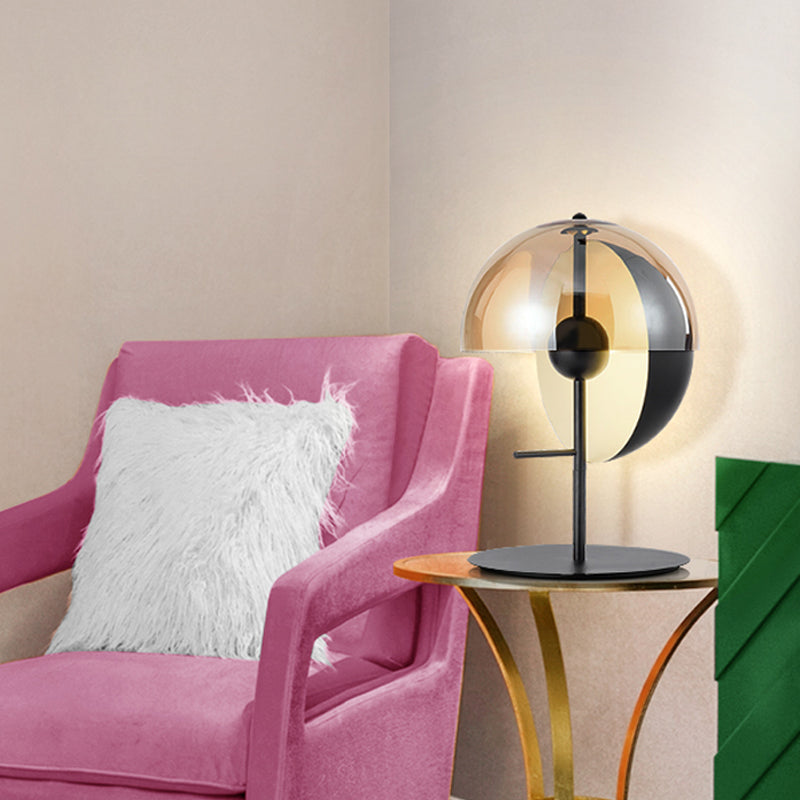 Globe Nattdukslamp - Modern Svart Bordslampa med Amber Glasöverdrag