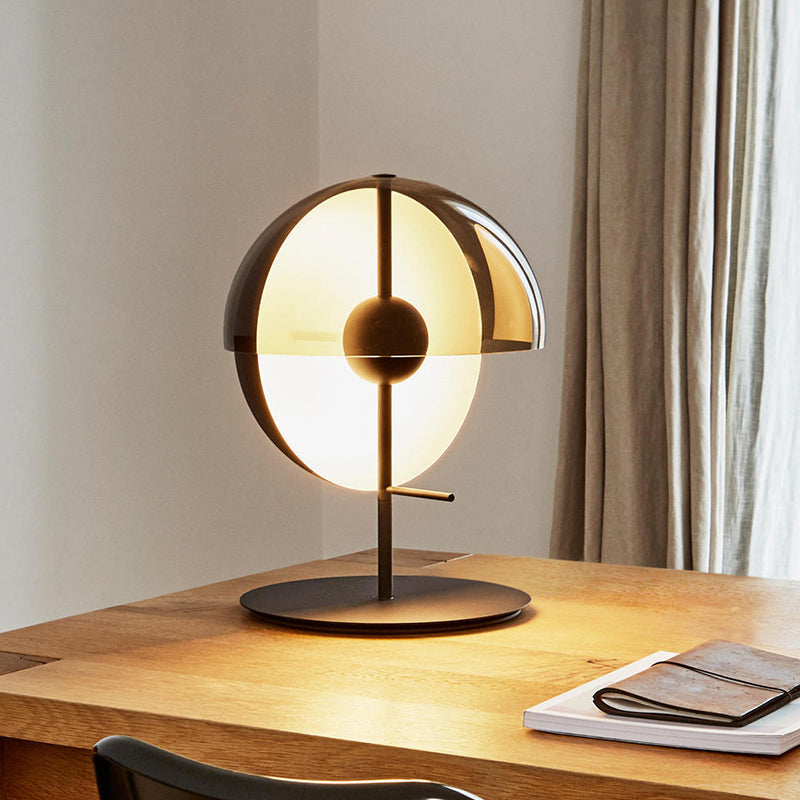 Globe Nattdukslamp - Modern Svart Bordslampa med Amber Glasöverdrag