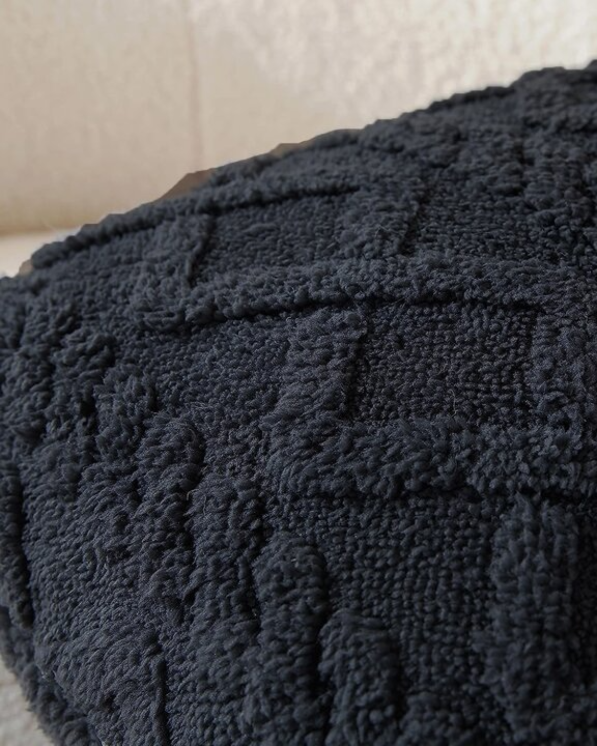 Carvallo – Lyxig Reliefkudde med subtil geometrisk design för en stilren interiör