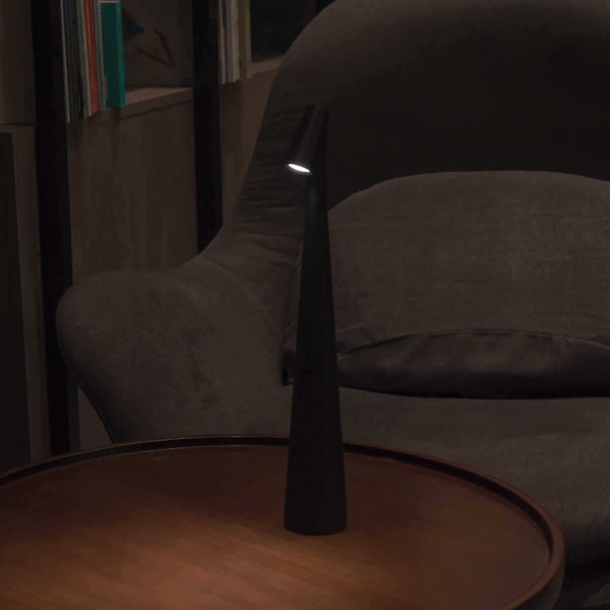 GlowContour – Stilren skrivbordslampa med skulpterad design