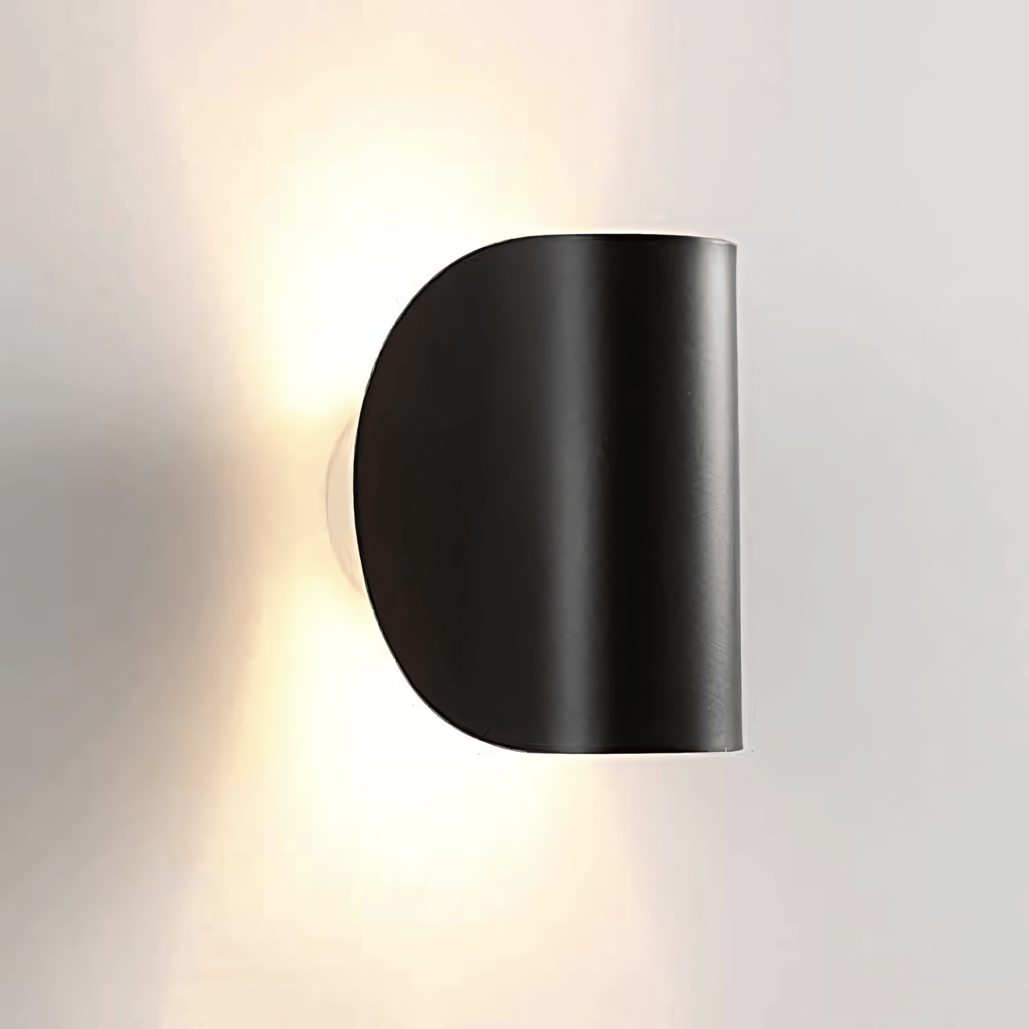 Arcella | Dimbar LED-vägglampa i kurvig design för varmt ambientljus