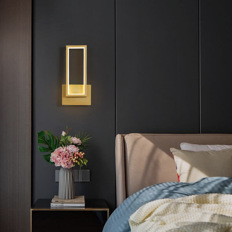 Modern minimalistisk LED-vägglampa i gyllene rektangulär form