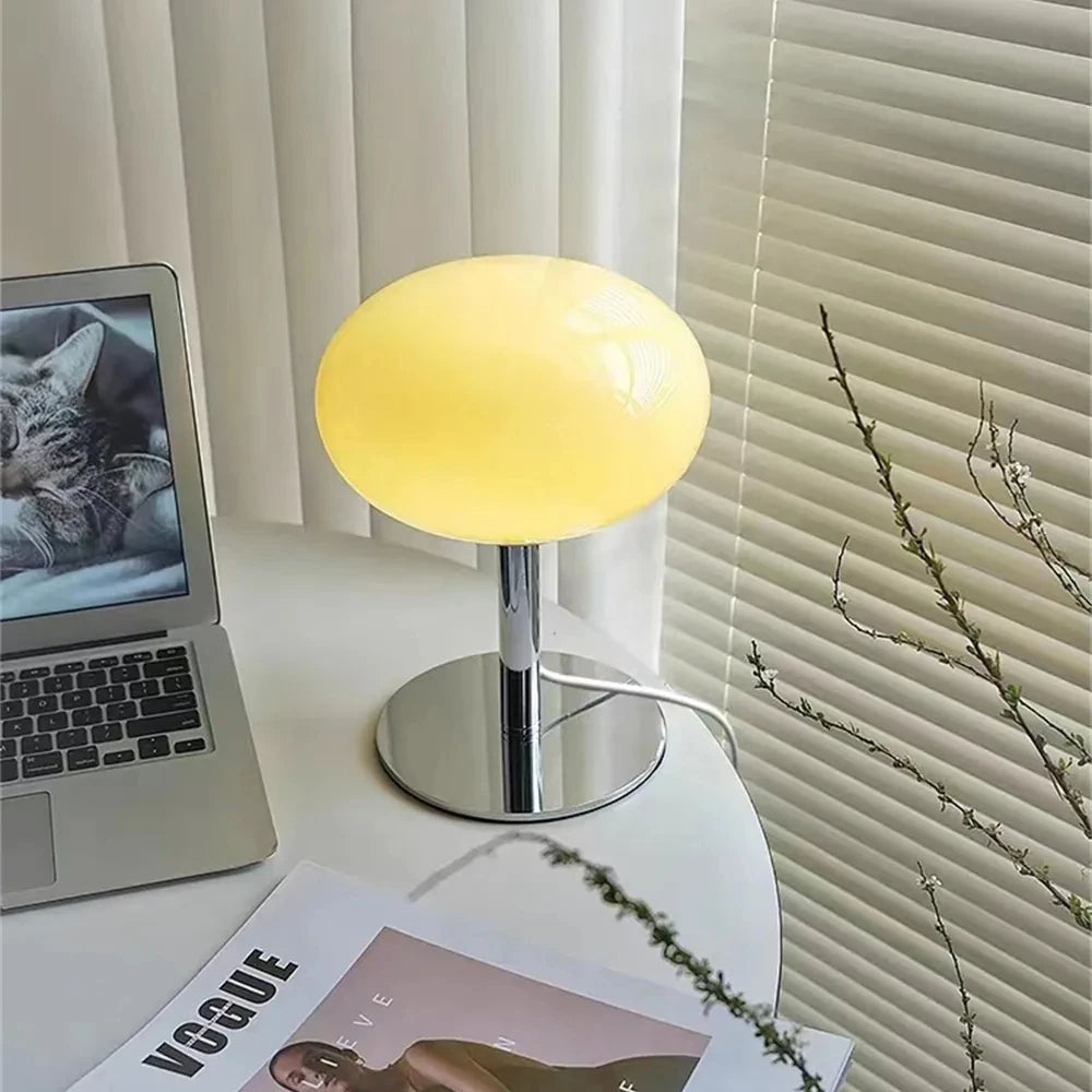 Liora Pop | LED-bordslampa i Bauhaus-stil med globskärm