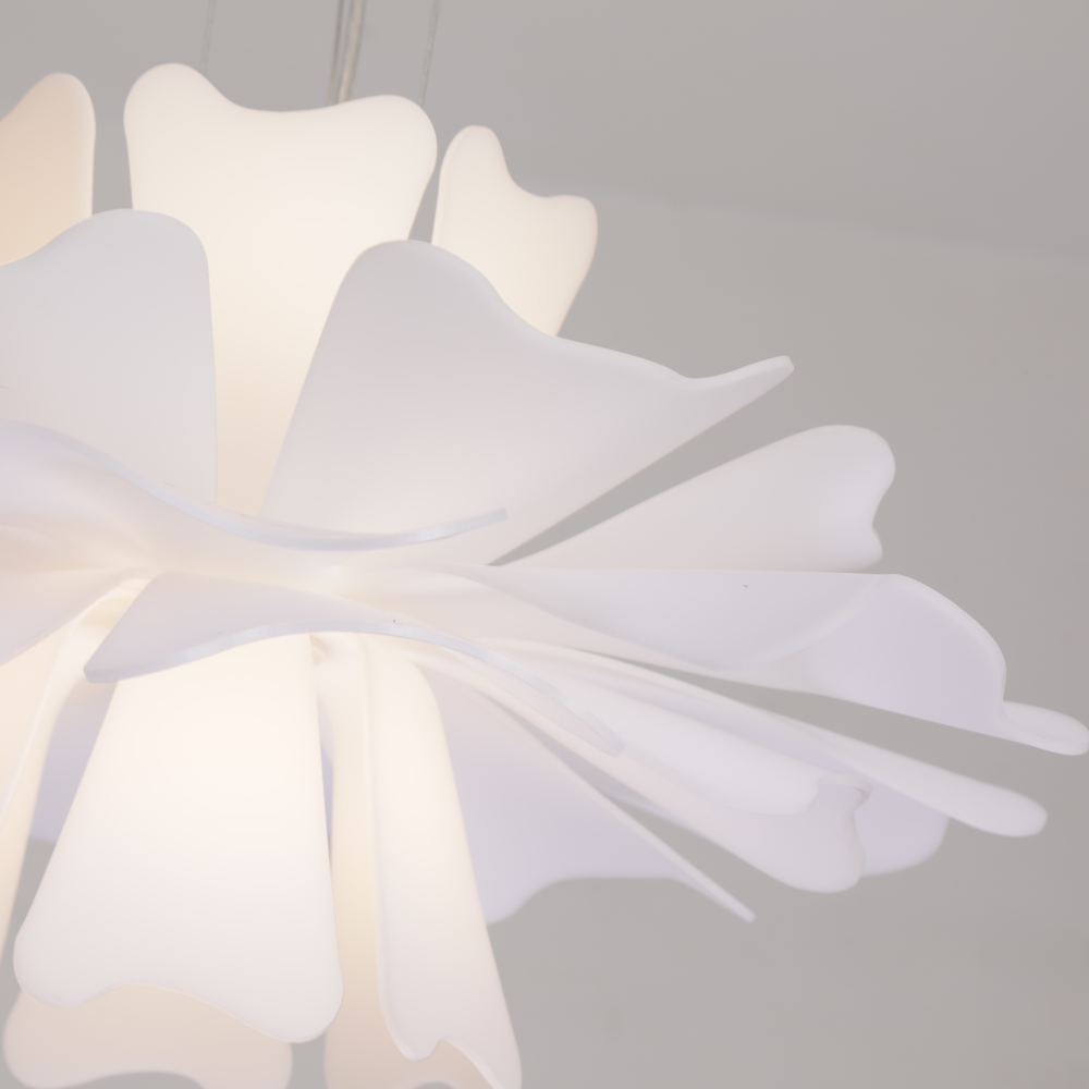 Petalia - Elegant Vit Taklampa i Metall