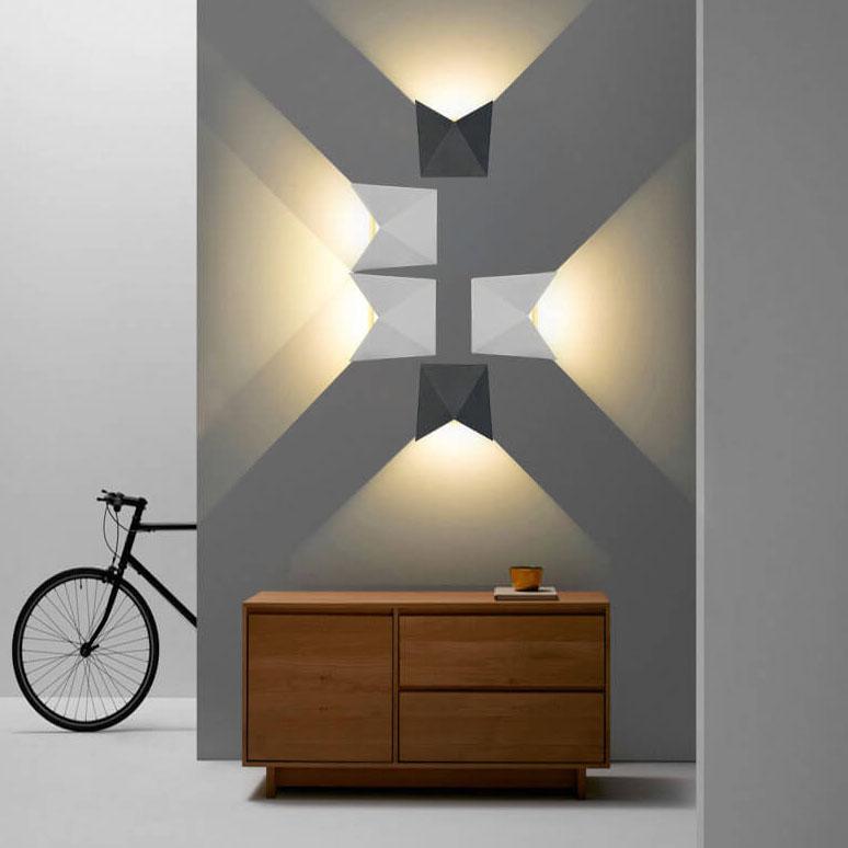 OrigamiGlow - Minimalistisk LED Vägglampa med Modernt Design