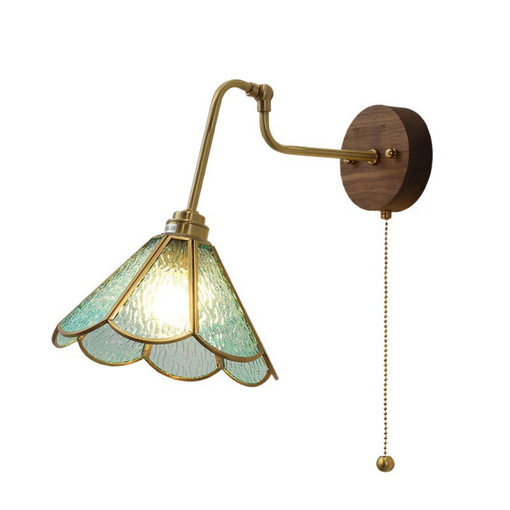 Vägglampa med vintage mässingsglashätta