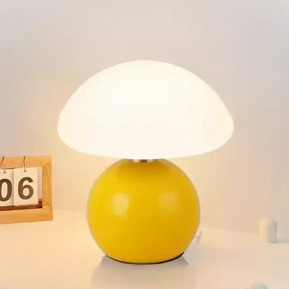 MushLuxe – Kompakt Bordslampa i Gräddfärgad Keramik