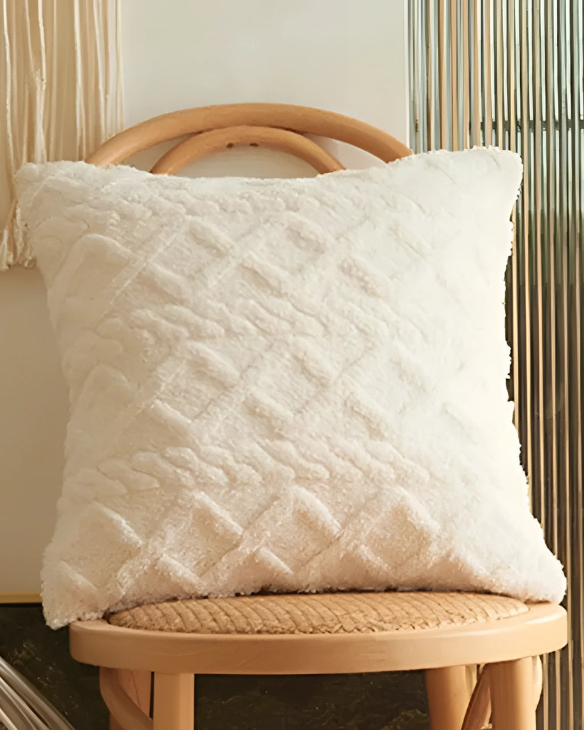 Carvallo – Lyxig Reliefkudde med subtil geometrisk design för en stilren interiör