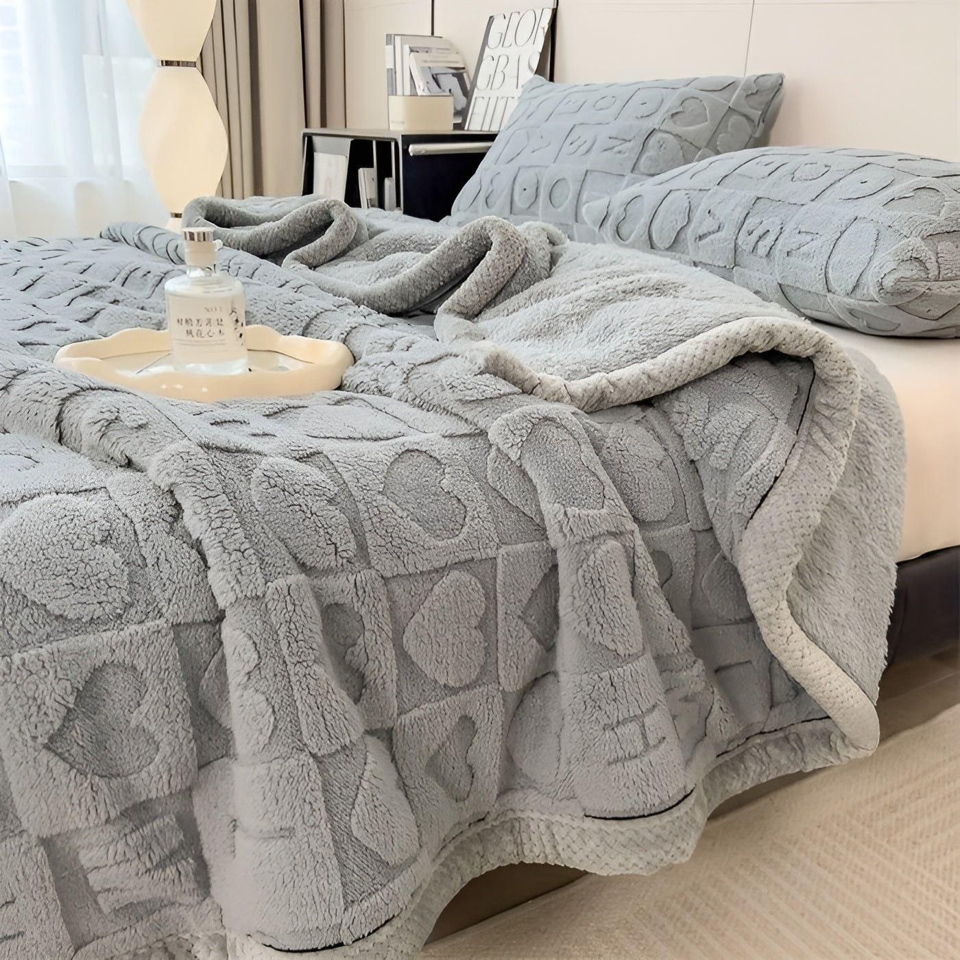 CozyJacquard Blanket - Ultra-mjukt korallfleecefilt med dubbelsidig hjärt- och bokstavsdesign