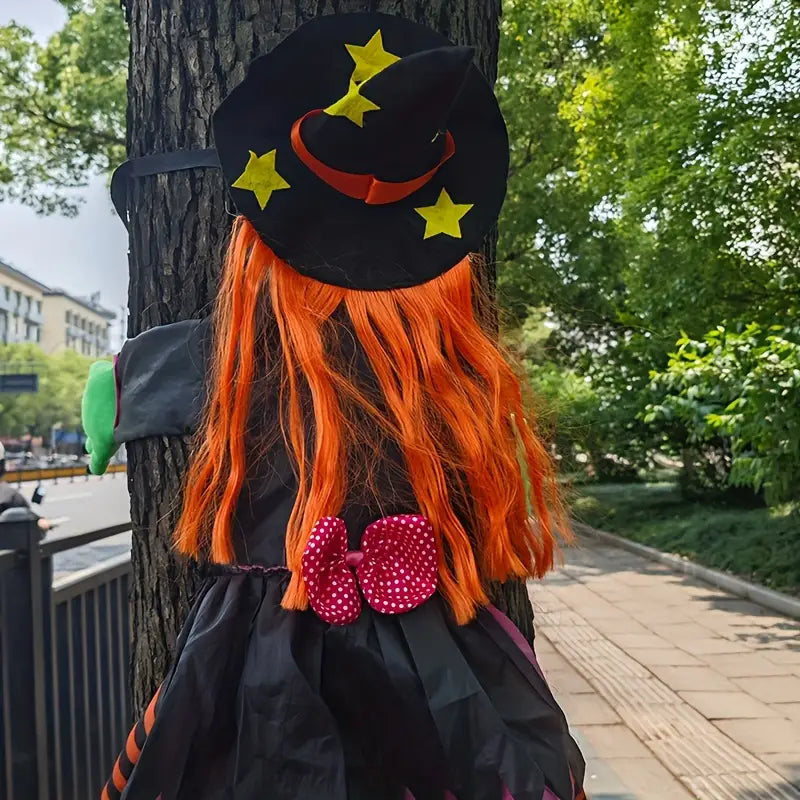 Halloween Trädklickande Häxa – Skrämmande Trädgårdsdekoration med orange hår
