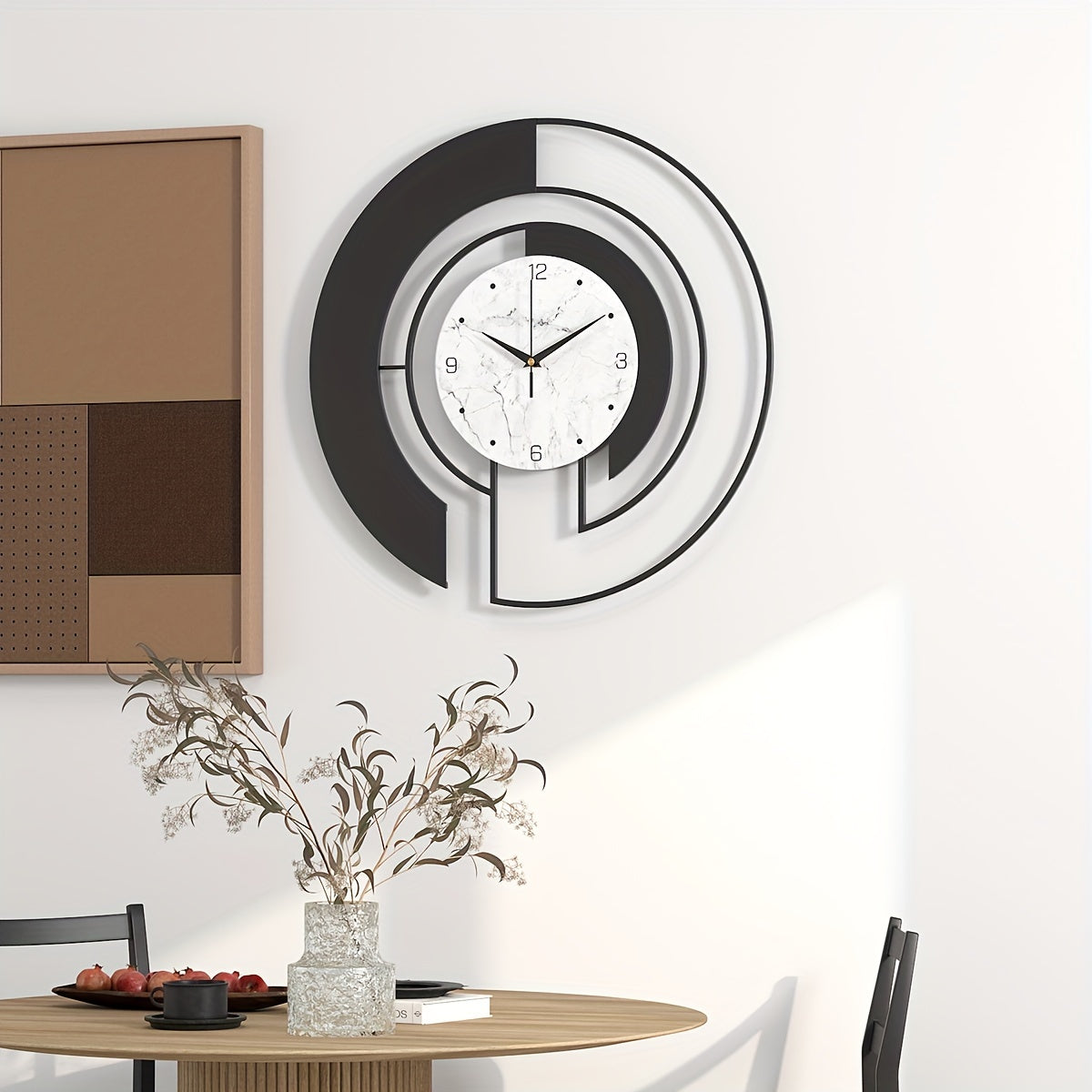 GeoClock - Tyst Geometrisk Väggklocka i Svart Metall