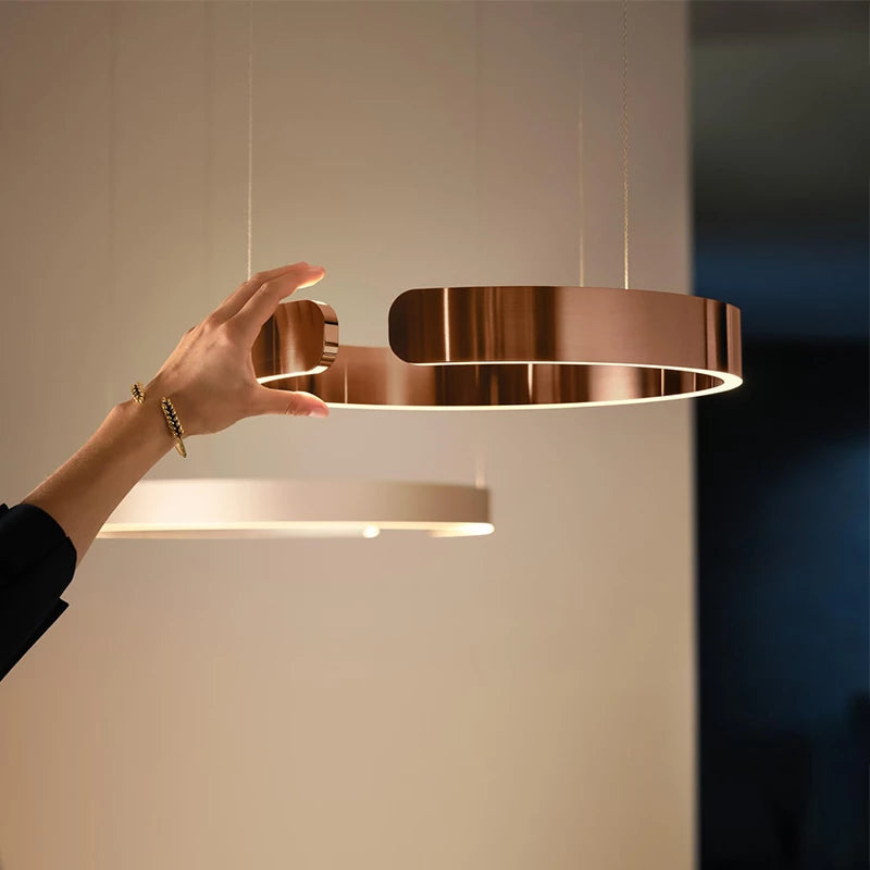 Luna LED Rund Hänglampa – Svart/Guld Metall