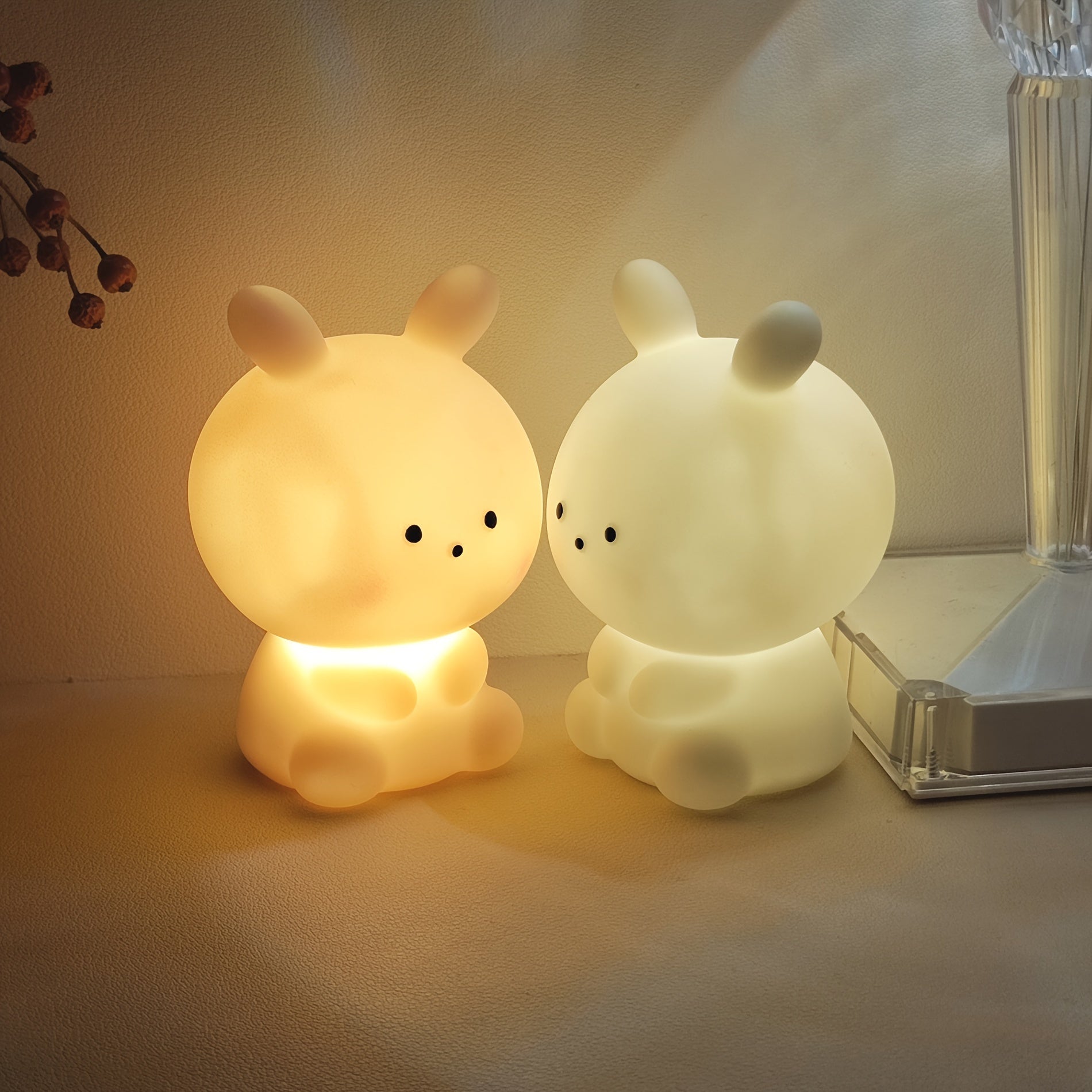 BunnyBright - Grotekop Kanin LED Bordslampa med Batteridrivning och Anime Design