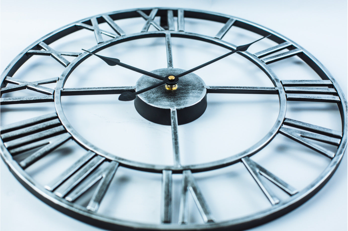 Stor retro väggklocka av järn i vintage-stil